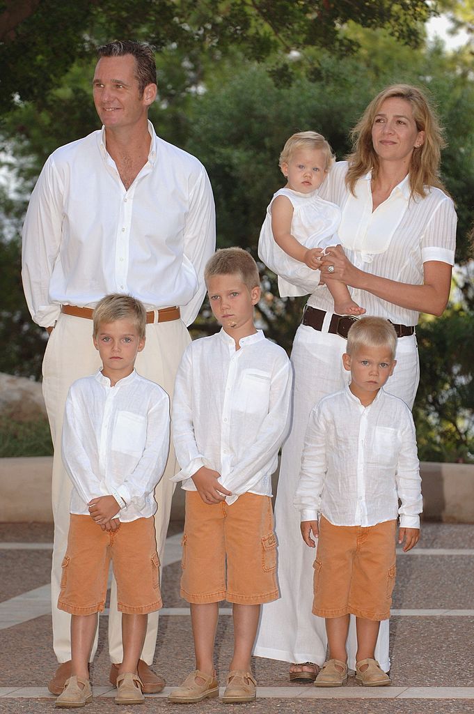 Кристина със съпруга си и четирите им деца