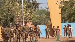 Преврат в Буркина Фасо, затвориха границите и задържаха президента във военен лагер (видео)