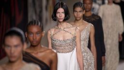 Тоалети с изчистени линии и бродерии: Dior даде старт на Седмицата на висшата мода в Париж
