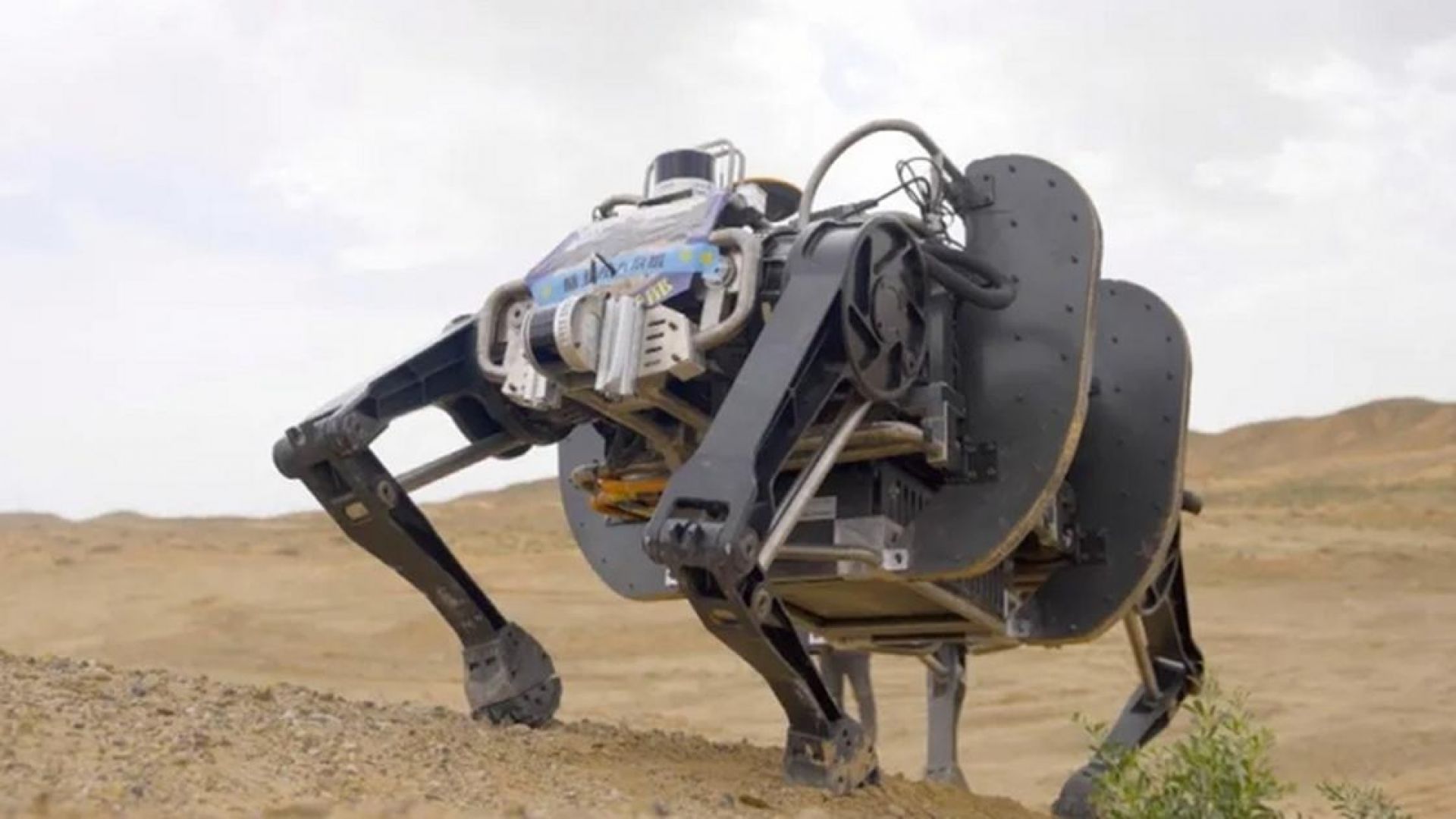 Китай създава гигантски ходещ военен робот