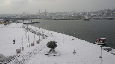 Снежна драма за отборите ни в Турция, играчите на Марица спаха в автобуса си
