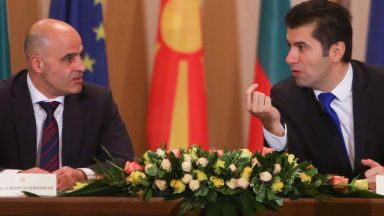 На живо в Dir.bg: Премиерите на България и РСМ с изявления след съвместното заседание