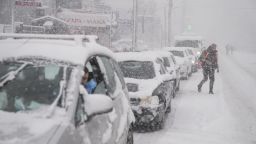 По 2000 евро компенсация на блокирани в снега коли край Атина 