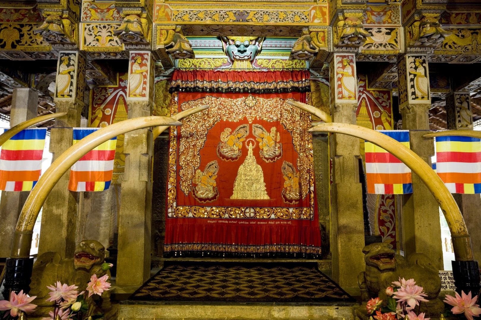 Зад тази завеса в седем златни кутии във форма на ступа се пази зъбът на Буда