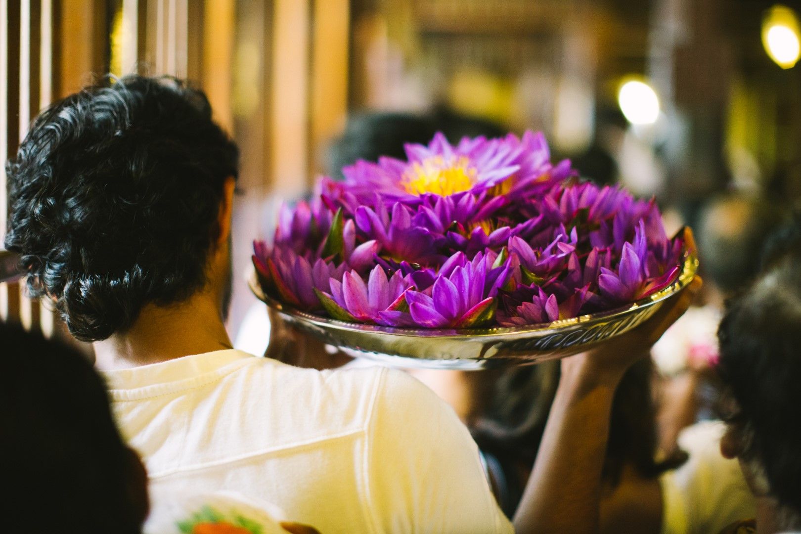 Поклонниците поднасят свежи цветя, за да почетат реликвата