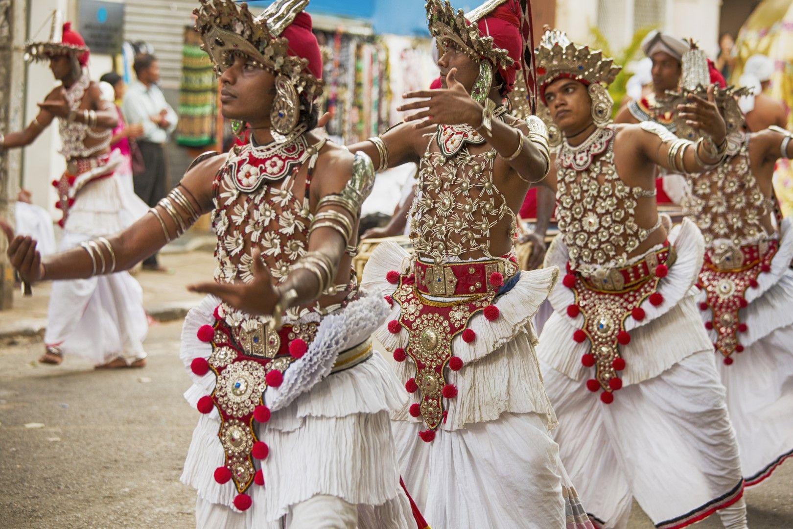Танцьори по време на тържества край храма в Канди