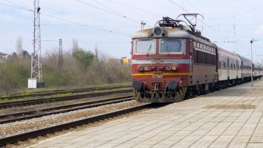 Хванаха нелегални мигранти във влака Бургас-София