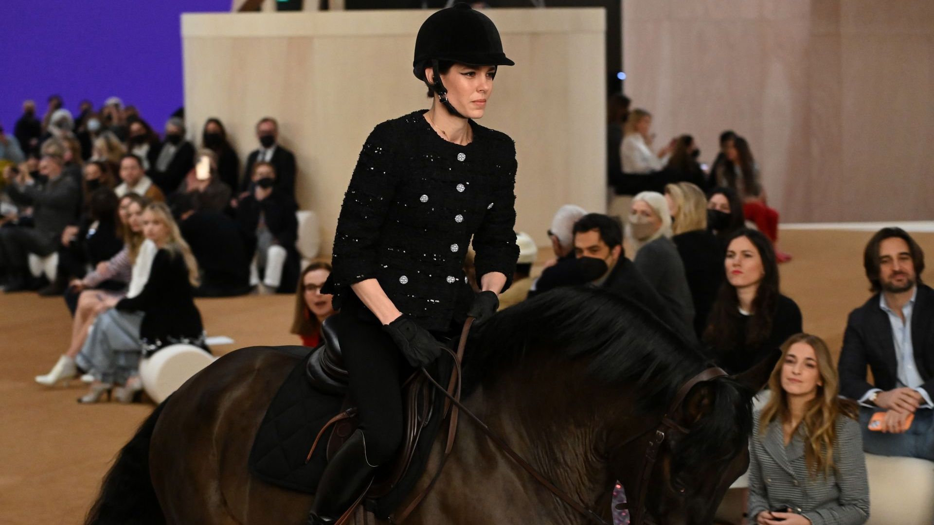 Внучката на Грейс Кели и Рение III се появи на кон за дефиле на "Chanel" в Париж