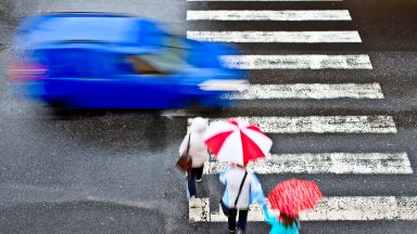 17 годишно момче е било блъснато тази вечер на пешеходна пътека