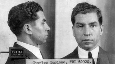 През 1929 година група мъже го отвличат намушкват и захвърлят