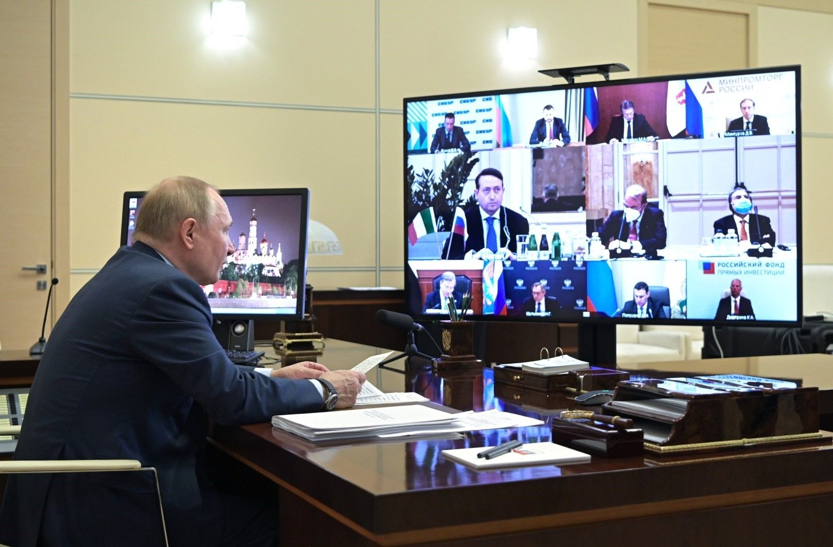 Руският президент Владимир Путин проведе среща с италиански бизнесмени чрез видеоконферентна връзка в резиденция Ново-Огарьово край Москва