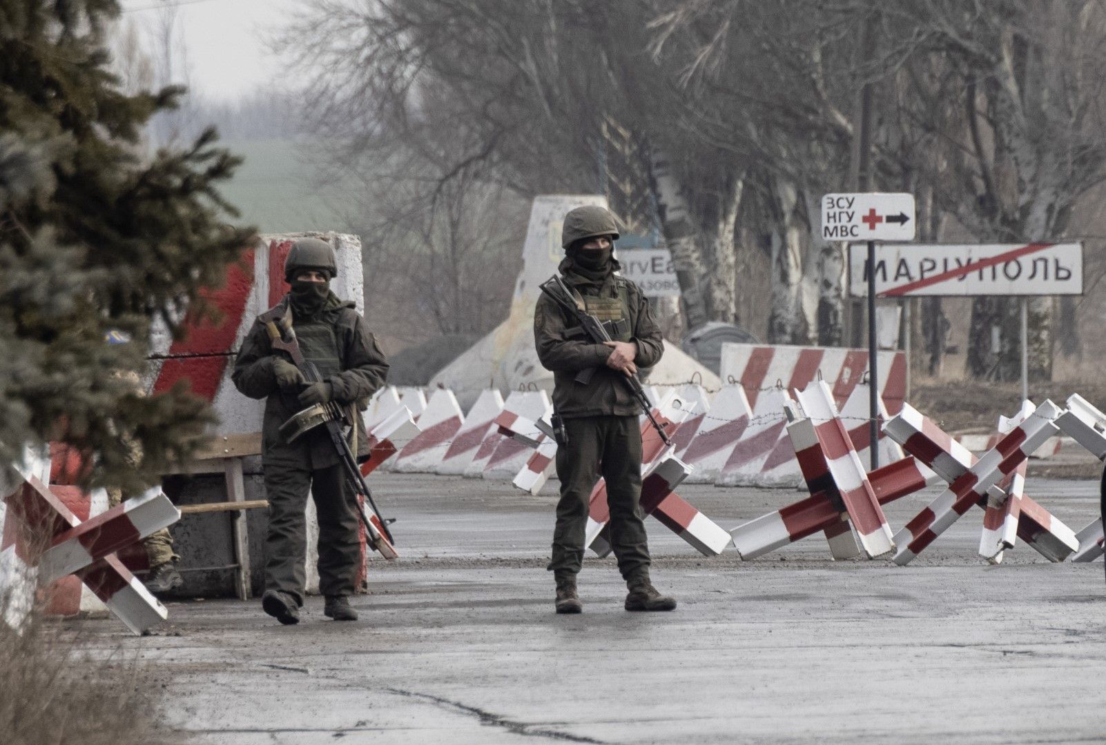 Украински войници стоят на контролно-пропускателен пункт близо до линията на съприкосновение, която разделя проруските бунтовници, Мариупол, Донецка област, Украйна, петък, 21 януари 2022 г.