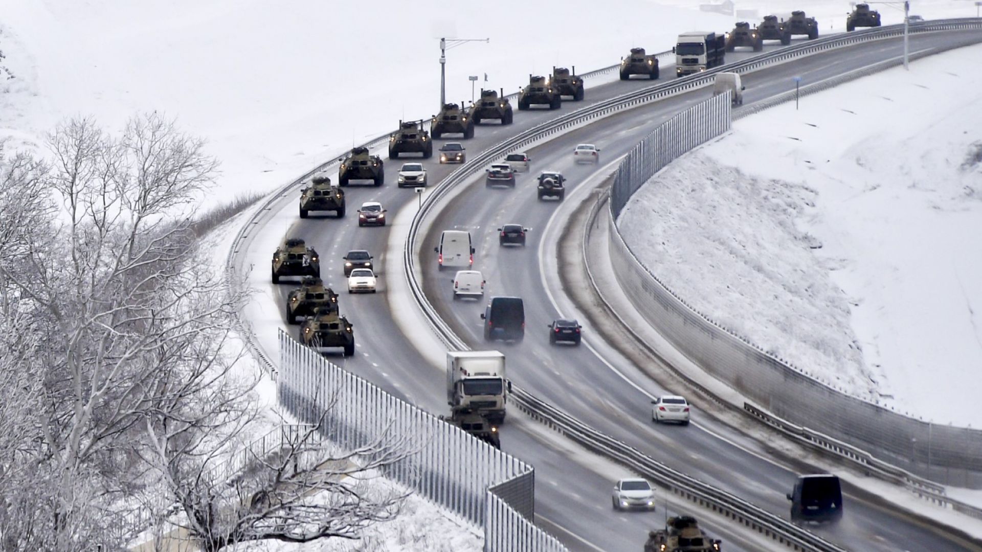 Конвой от руски бронирани машини се движи по магистрала в Крим, 18 януари 2022 г.