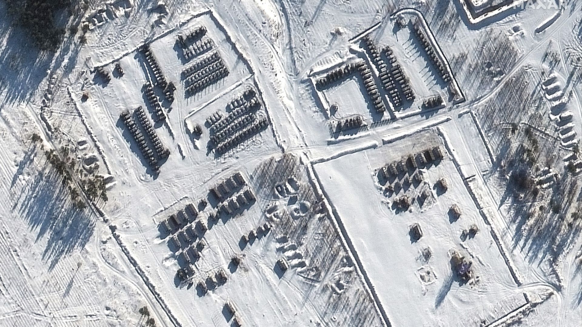 Сателитно изображение, предоставено от Maxar Technologies, показва разгръщане на бойни групи в тренировъчната зона Погоново във Воронеж, Русия, неделя, 16 януари 202 г.