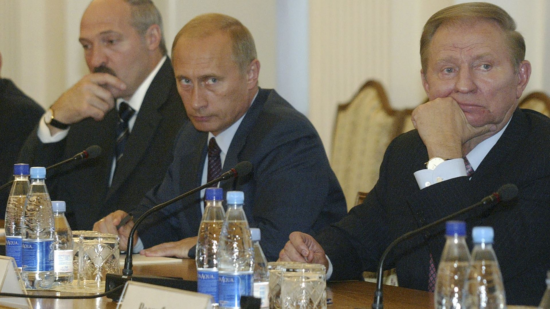 Президентите, отдясно наляво, Леонид Кучма от Украйна, Владимир Путин от Русия и Александър Лукашенко от Беларус по време на пресконференция след срещата на Общността на независимите държави в черноморския курорт Ялта, Украйна, на 19 септември 2003 г.