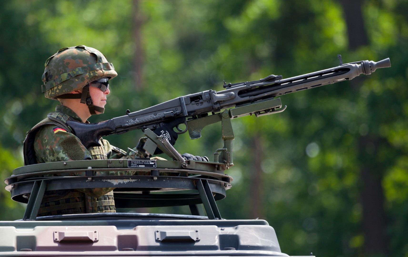 Германската министърка на отбраната Кристине Ламбрехт обяви, че ще изпрати на Украйна 5000 военни каски