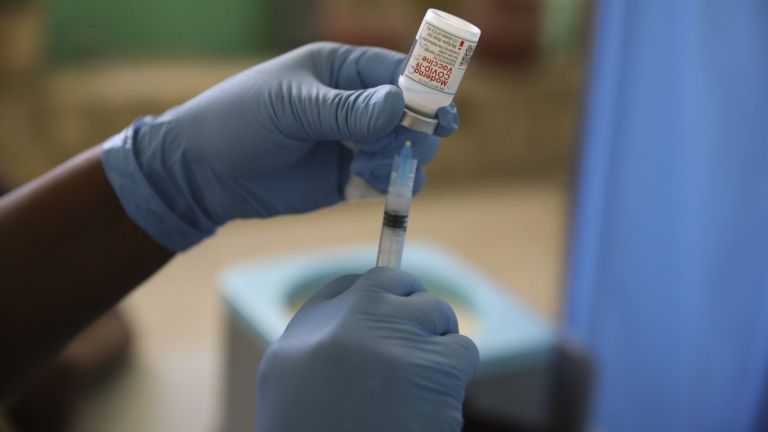 Липсата на достатъчно достоверна информация за ваксините срещу COVID-19, преболедуване