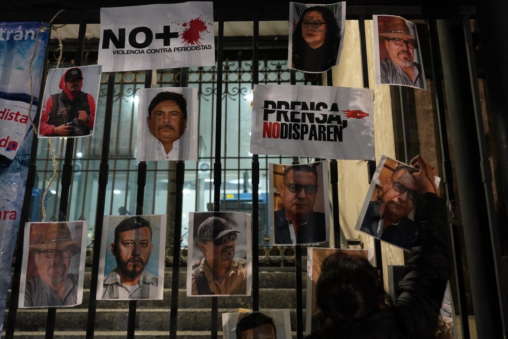 Жена закача снимки на убити журналисти по време на национален протест срещу убийството на журналисти в Мексико сити на 25 януари