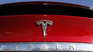 След прогноза на Мъск акциите се сринаха и изтриха $80 млрд. от стойността на Tesla