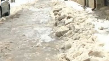 20 сантиметрова ледена покривка е сковала улица Равнище в столичния квартал