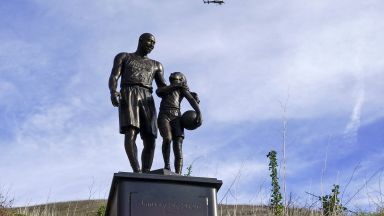 Поставиха статуя на Коби Брайънт и дъщеря му на лобното им място
