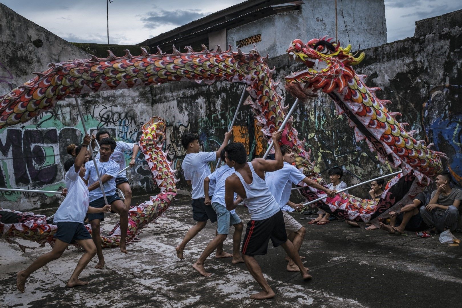 Участниците в трупа за танци с дракон в Богор, Индонезия, се упражняват преди Китайската нова година