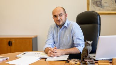 През задаващия се месец февруари се навършва една година от