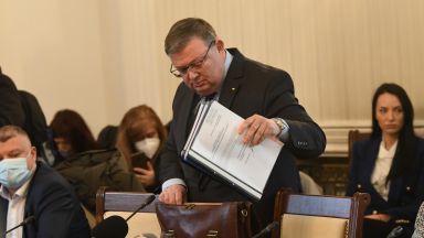 Сотир Цацаров е завел дело срещу Кирил Петков за 15 000 лв.