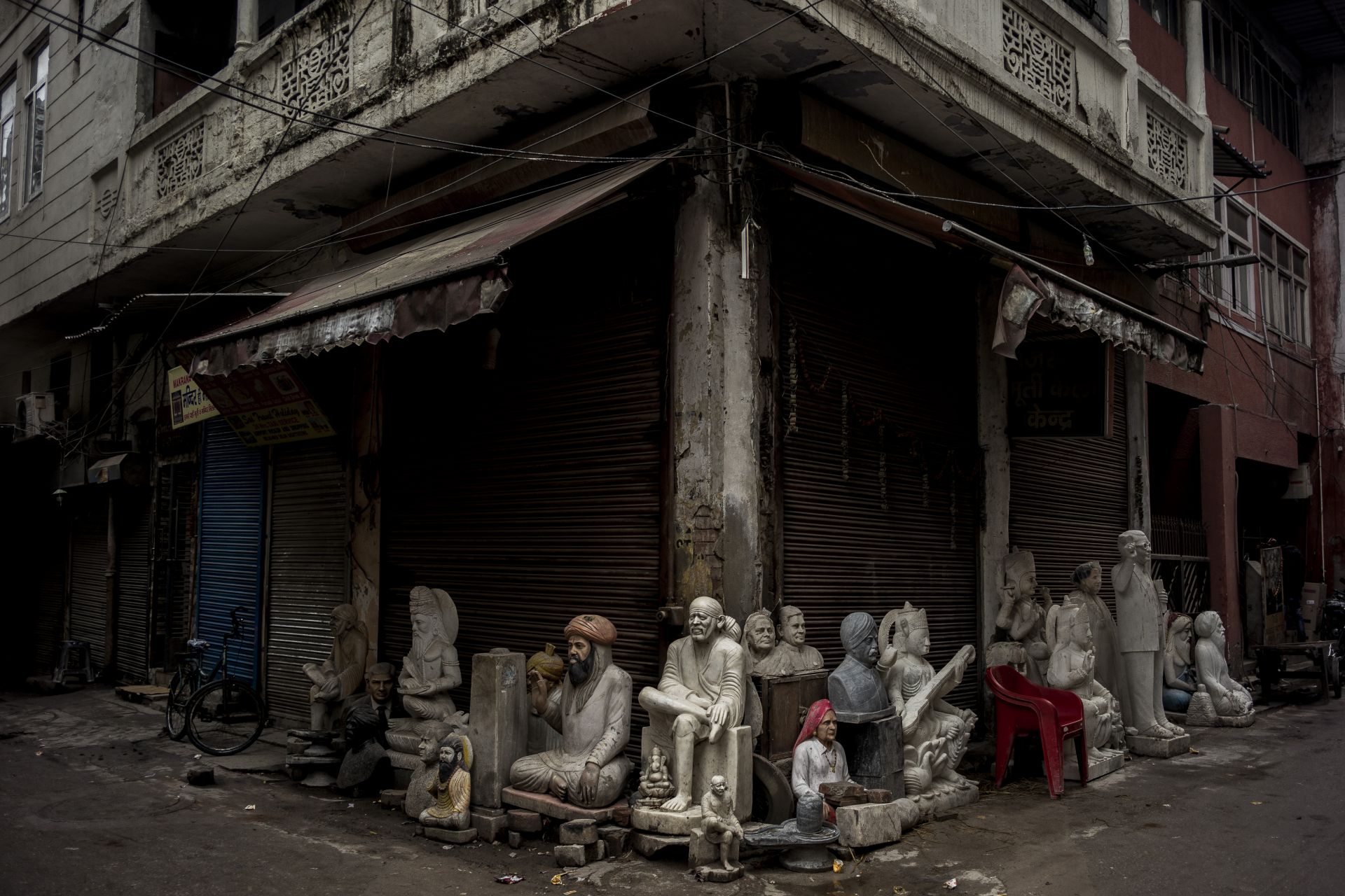 Статуи пред затворен магазин по време на полицейския час в Индия 