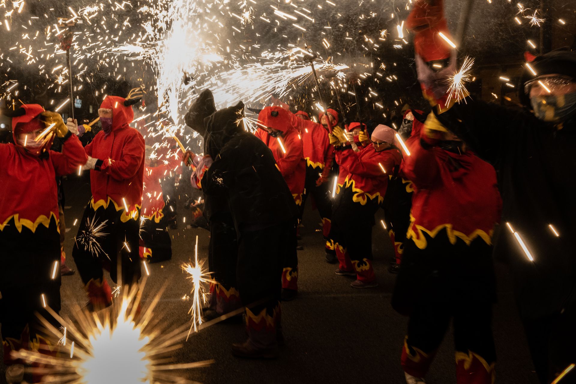  "Correfoc" е зрелищен каталунски фестивал от 12-ти век. Зрителите се опитват да се доближат възможно най-близо до дяволите, бягайки от огъня. Снимката е на Дейвид Рамос. 