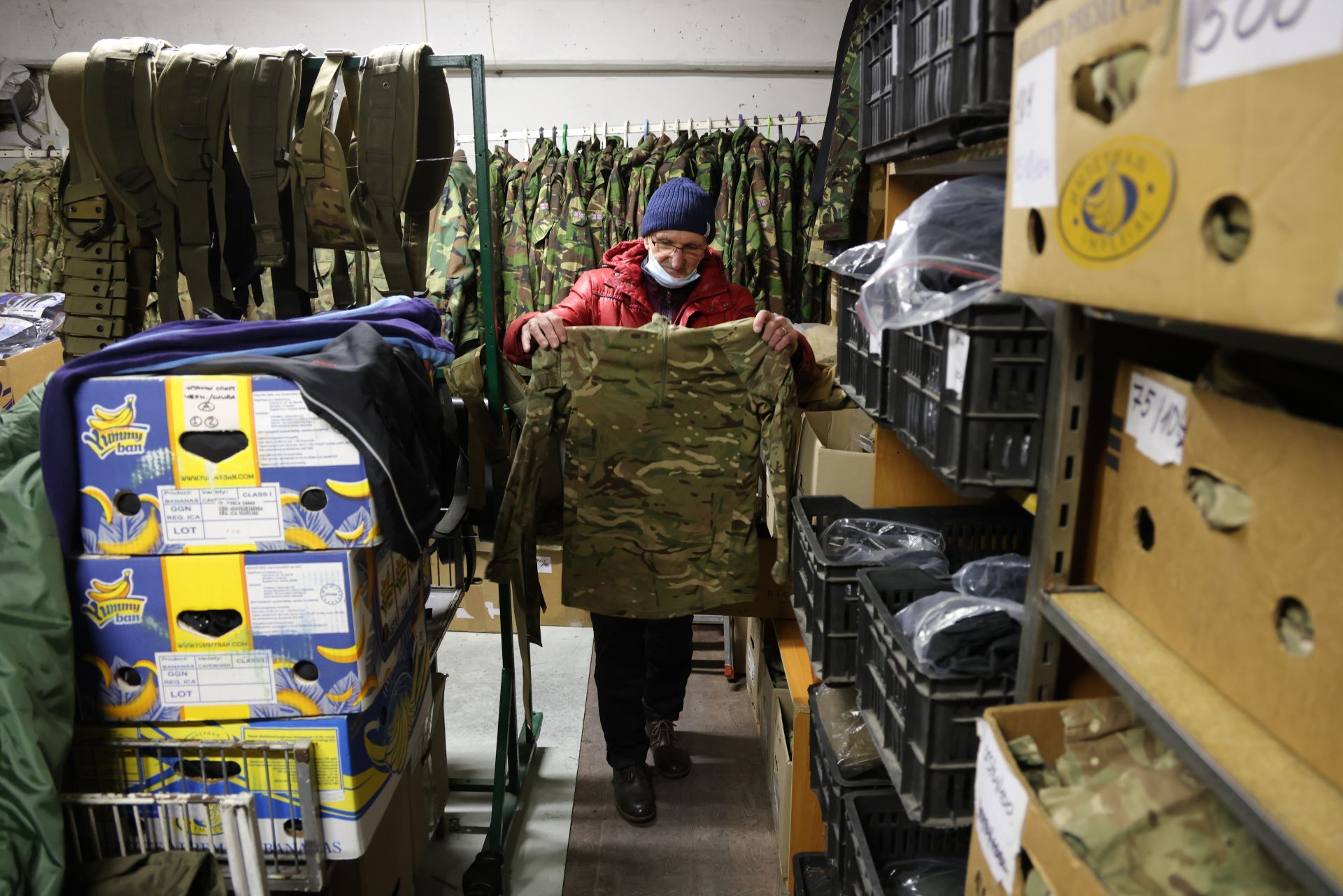 Камуфлажни дрехи и кубинки са най-търсените стоки в Украйна