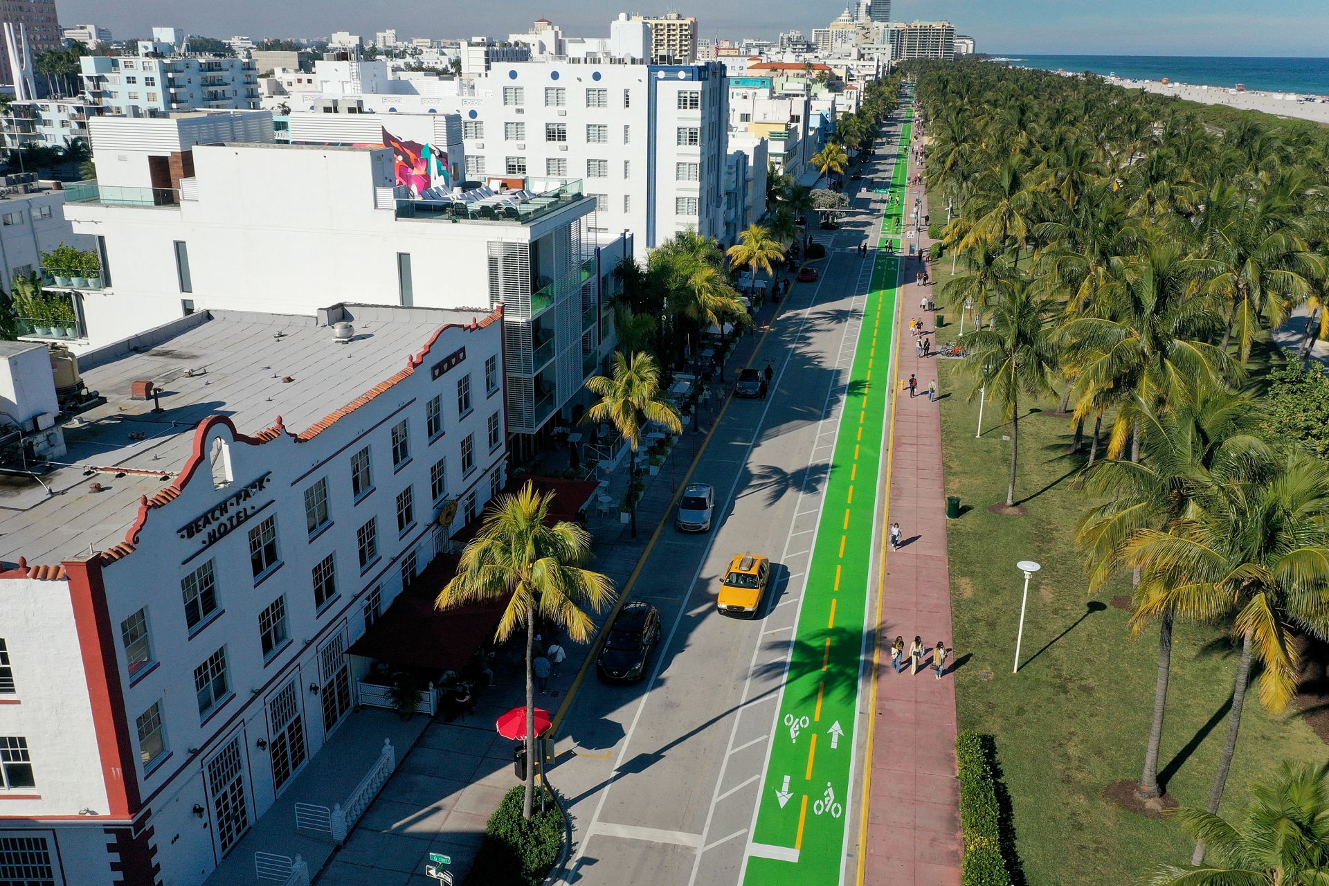 Отвориха легендарния булевард Оcean Drive в Маями