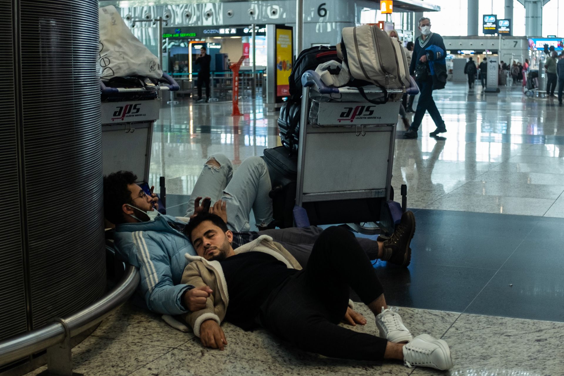 Пътуващи спят на пода на летището в Истанбул