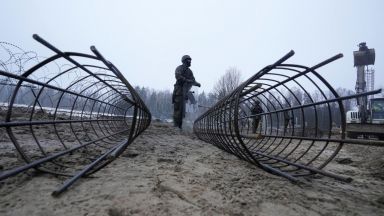 Полша започна тази седмица да строи стена по границата си