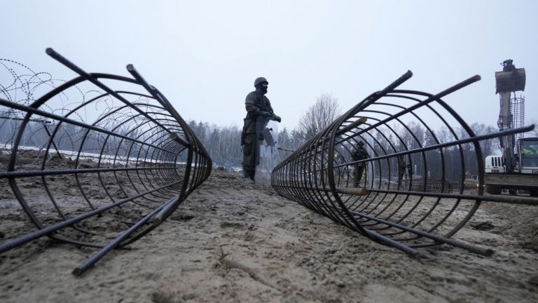 Полша започна тази седмица да строи стена по границата си