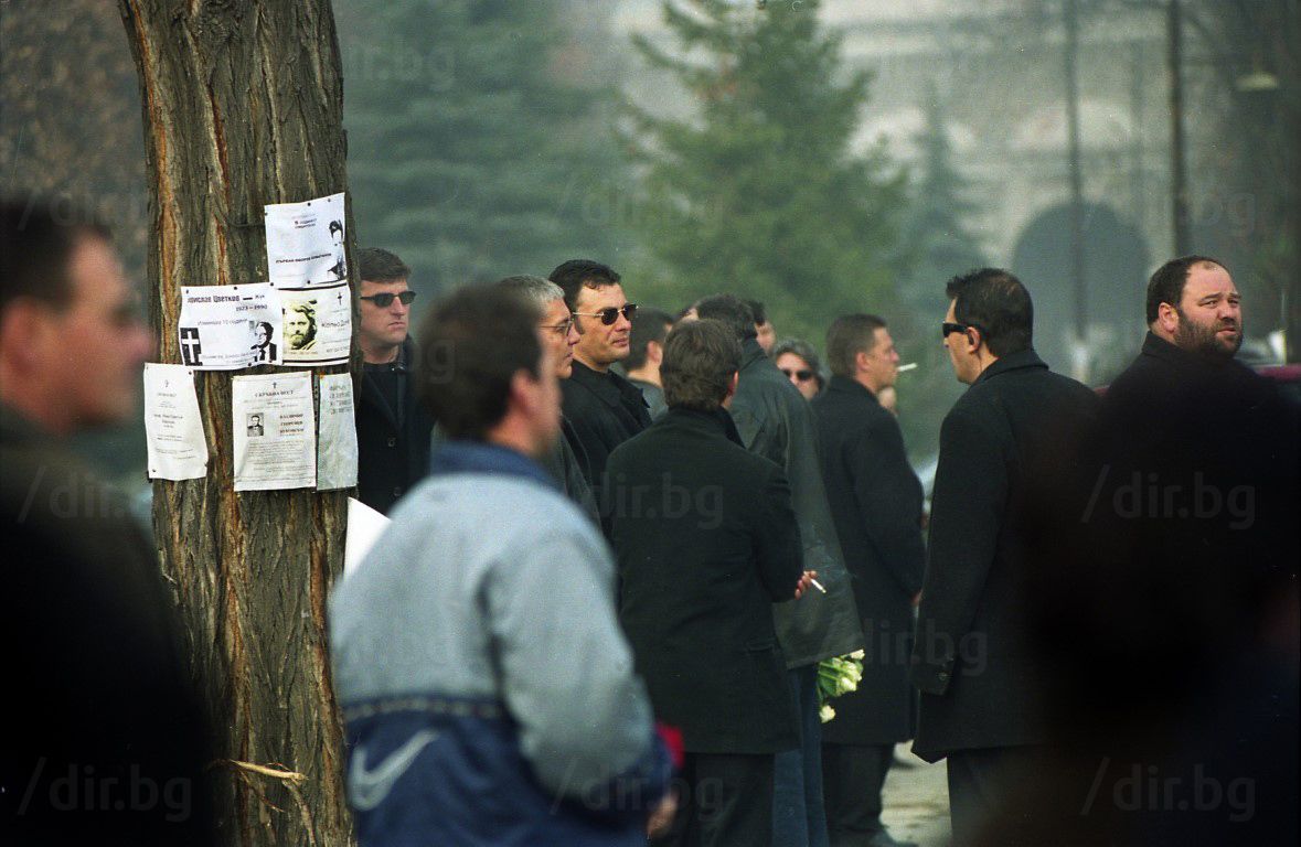 Георги Илиев заобиколен от гардове на погребението