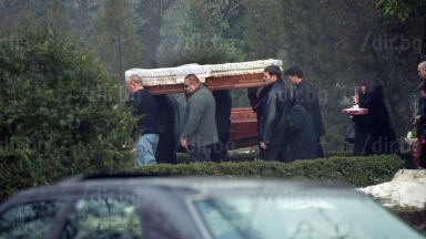 Студени досиета: Как мутри се нахвърлиха върху фотографи на погребението на Маймуняка
