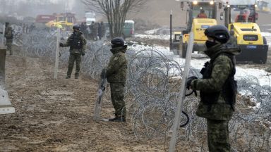 Полша предупреди за нарастване на миграционния наплив по границата с Беларус