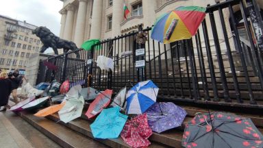 Флашмоб под мотото "Да им пречупим чадъра!" се проведе пред Съдебната палата