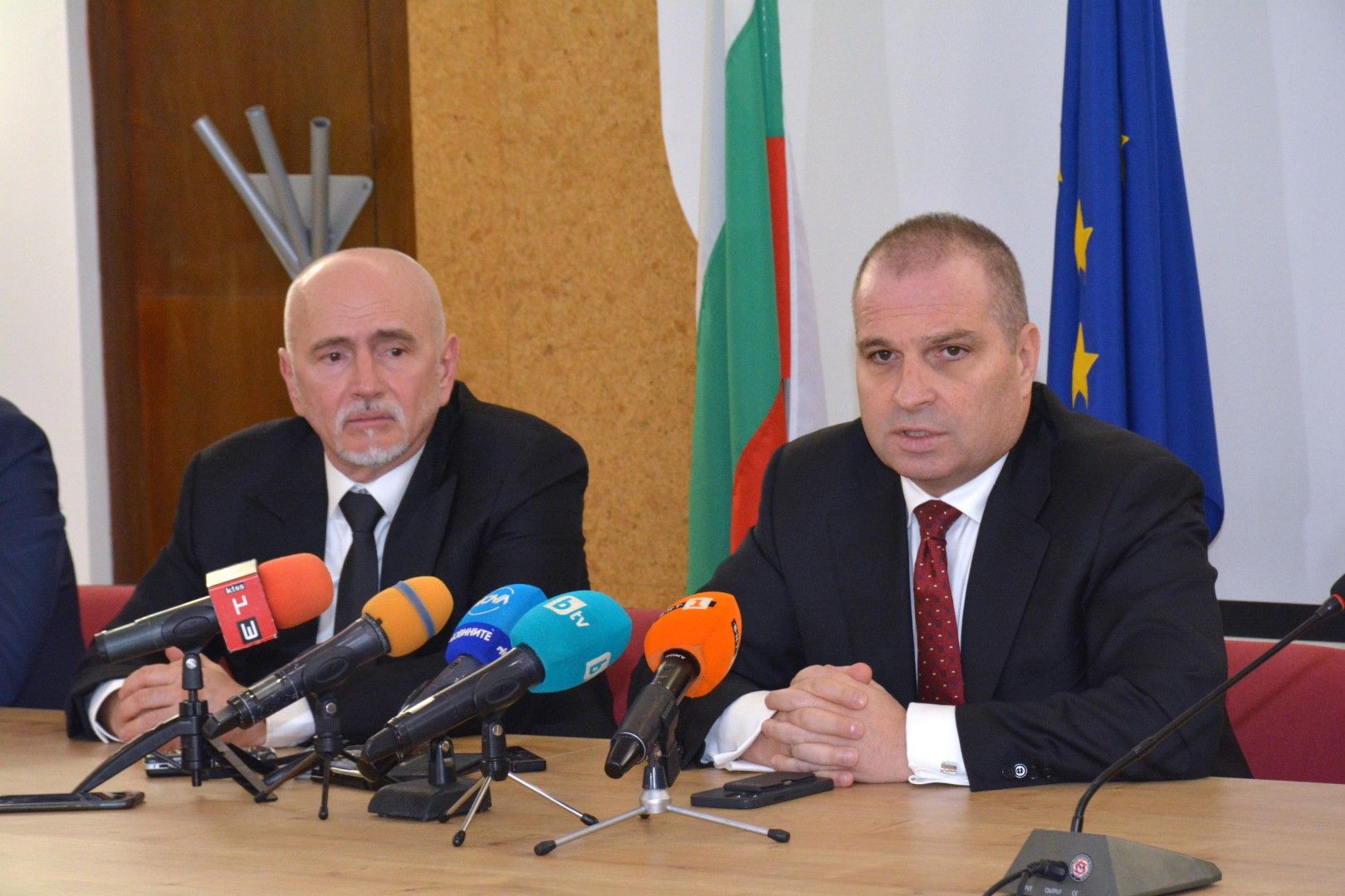 Вицепримиерът Гроздан Кароджов (дясно) и министърът на транспорта и съобщенията Николай Събев информираха за резултатите от срещата си с румънските им колеги