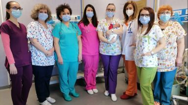 Пловдивски лекари спасиха бебе с тегло 570 грама