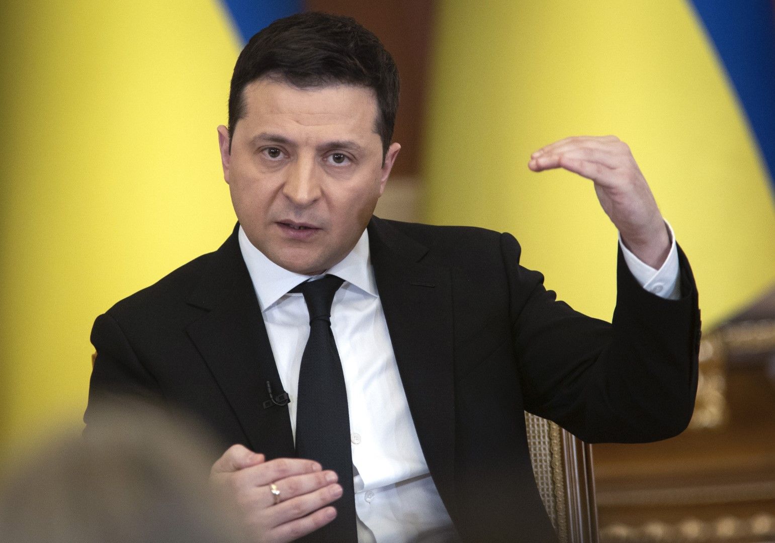 На пресконференция в Киев Володимир Зеленски отправи критики към прекалено голямата, по думите му, паника и около състоянието на украинската икономика
