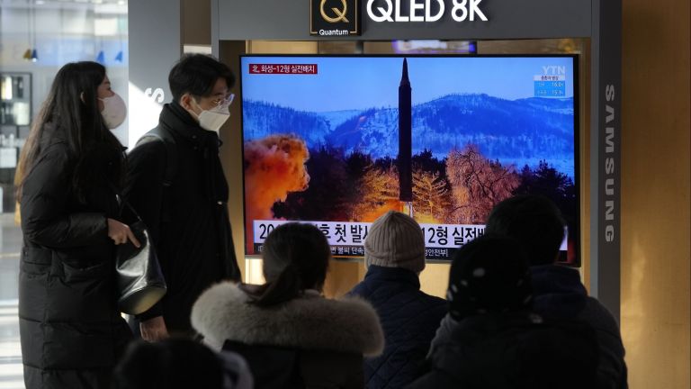 Изстреляната от Пхенян ракета е първата от 5 г., способна да носи ядрена бойна глава