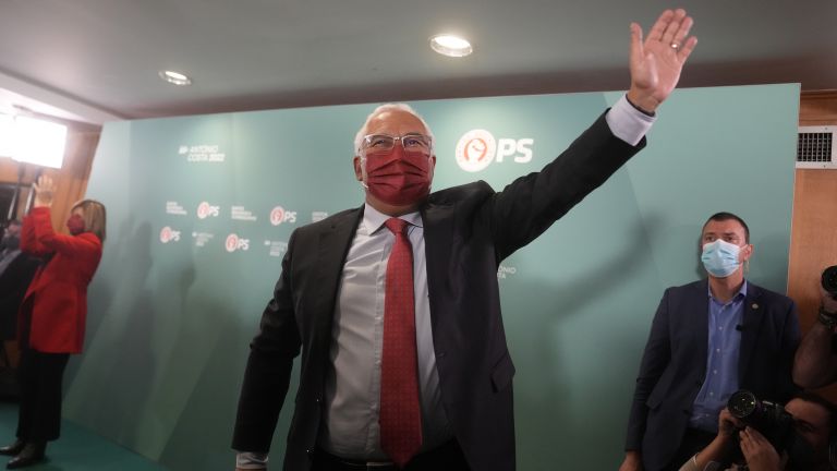 Управляващата Социалистическа партия (СП) на премиера Антониу Коща печели предсрочните