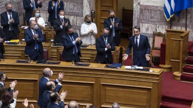 Гръцкото консервативно правителство на премиера Кириакос Мицотакис оцеля при вот