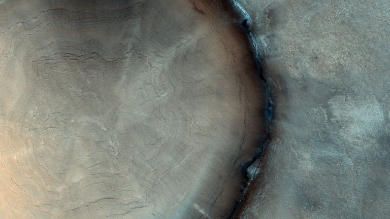 Кратер на Марс прилича на отрязано дърво