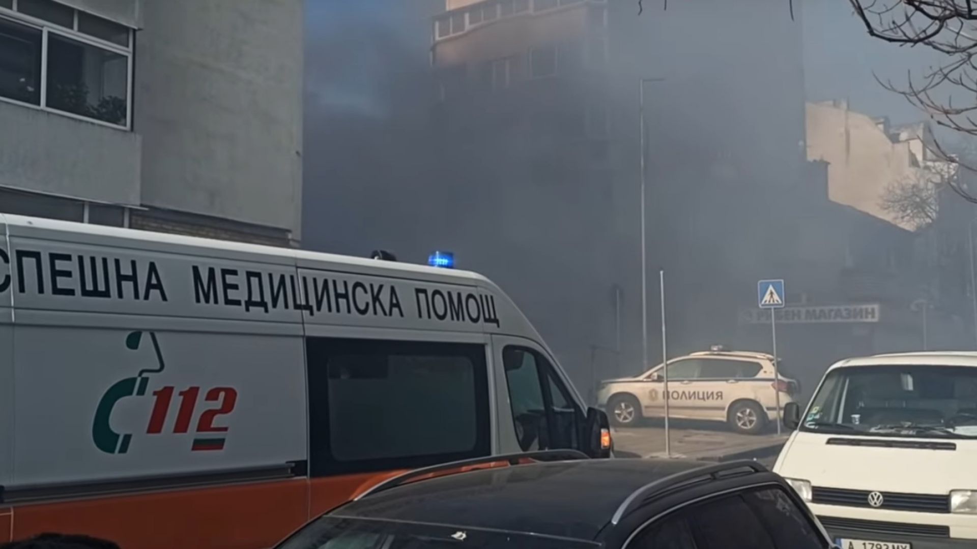 Голям пожар избухна в изоставена къща в Бургас (видео)
