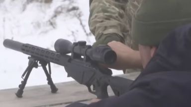 В една гора недалеч от Киев група украинци се упражняват