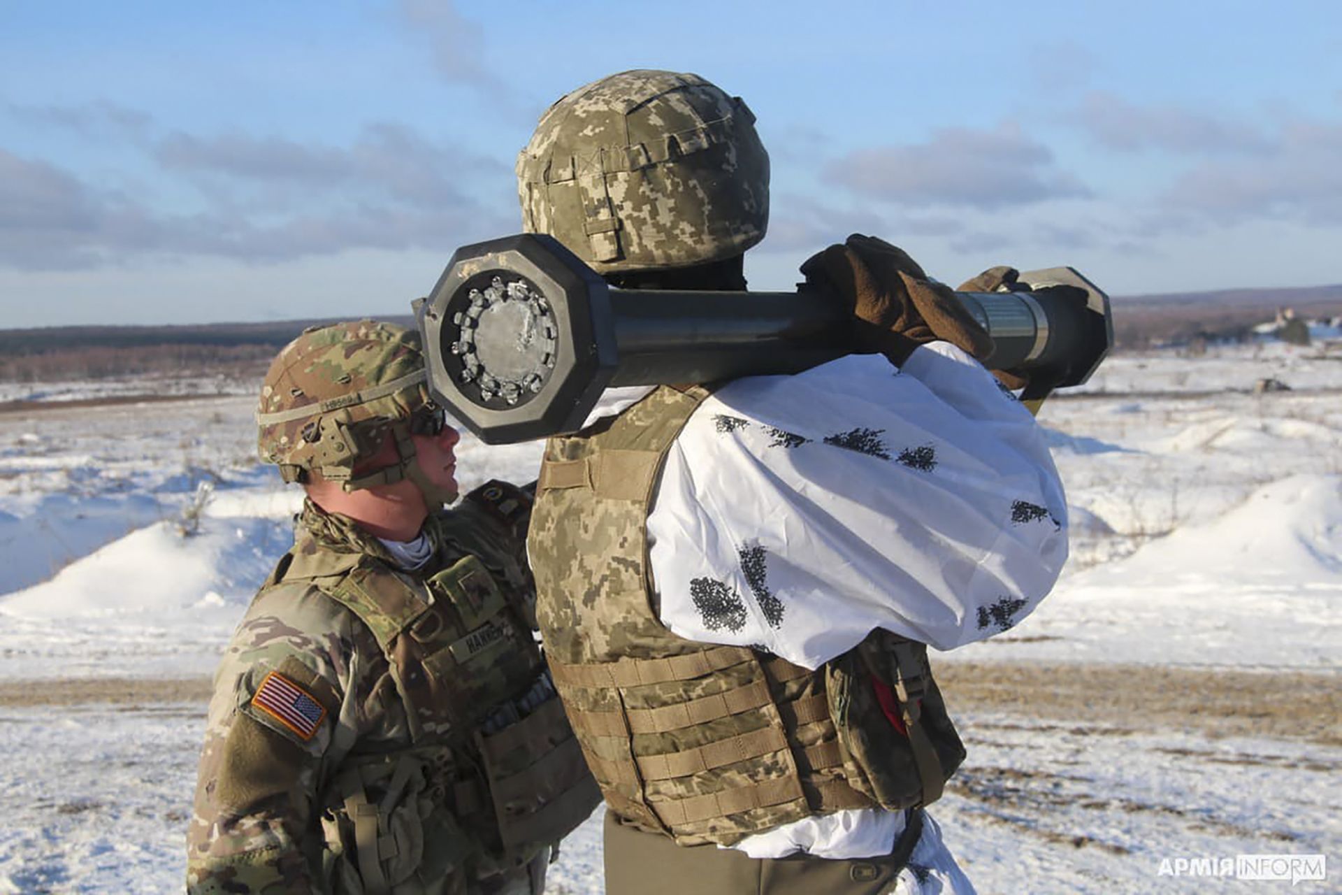 Американски инструктор обучава украински войник за използване на ракети M141 Bunker Defeat Munition (SMAW-D) на военния полигон Яворов, близо до Лвов, запад Украйна