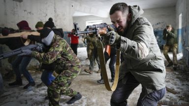 Украинци тръгнаха на курсове по оцеляване и боравене с оръжие в страх от руско нашествие